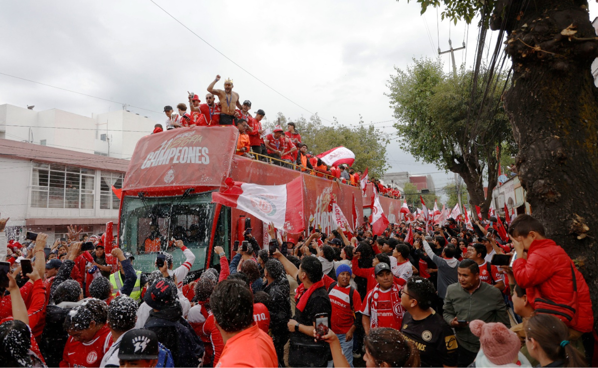 Toluca se tiñe de rojo: familias y estudiantes se unieron a la celebración, demostrando que el amor por los Diablos no conoce límites ni clima. Foto: Arturo Hernández