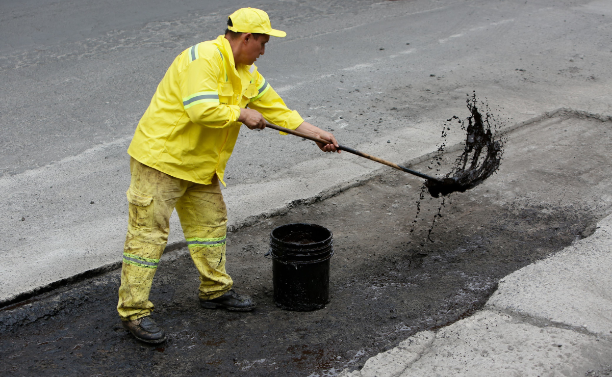 Naucalpan: El bacheo en Periférico Norte avanza lentamente. Solo una brigada trabaja de día; se prevén labores todo el año. Foto: Darío Luna