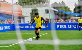 ¡Padrinos de lujo! Fernando Hierro y Hristo Stoichkov inauguran cancha FIFA en Los Reyes La Paz