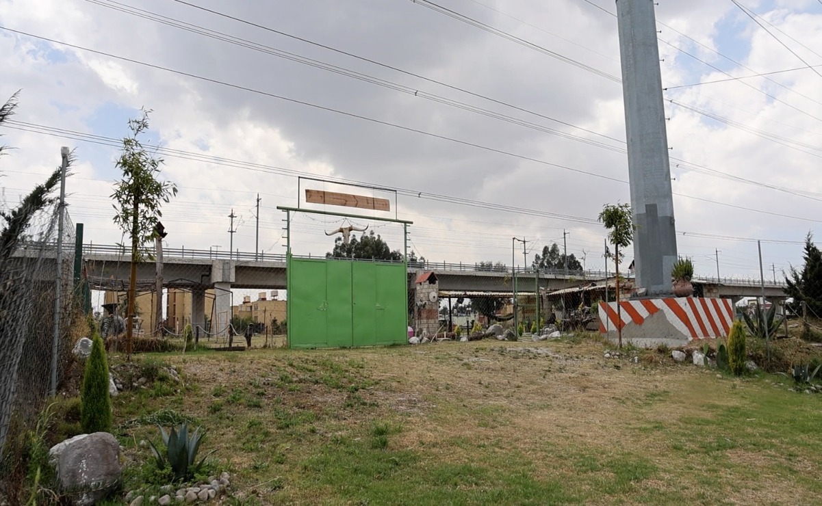 Una de las anomalías más notorias sobre el camellón de Las Torres es la presencia de construcciones privadas / Foto Sergio García