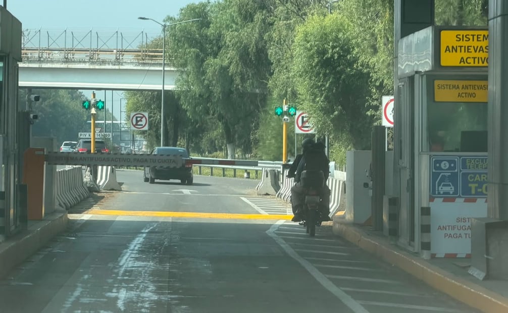 Motociclistas representan uno de los principales retos para reducir la evasión de peajes. Foto Emilio Fernández / El Universal