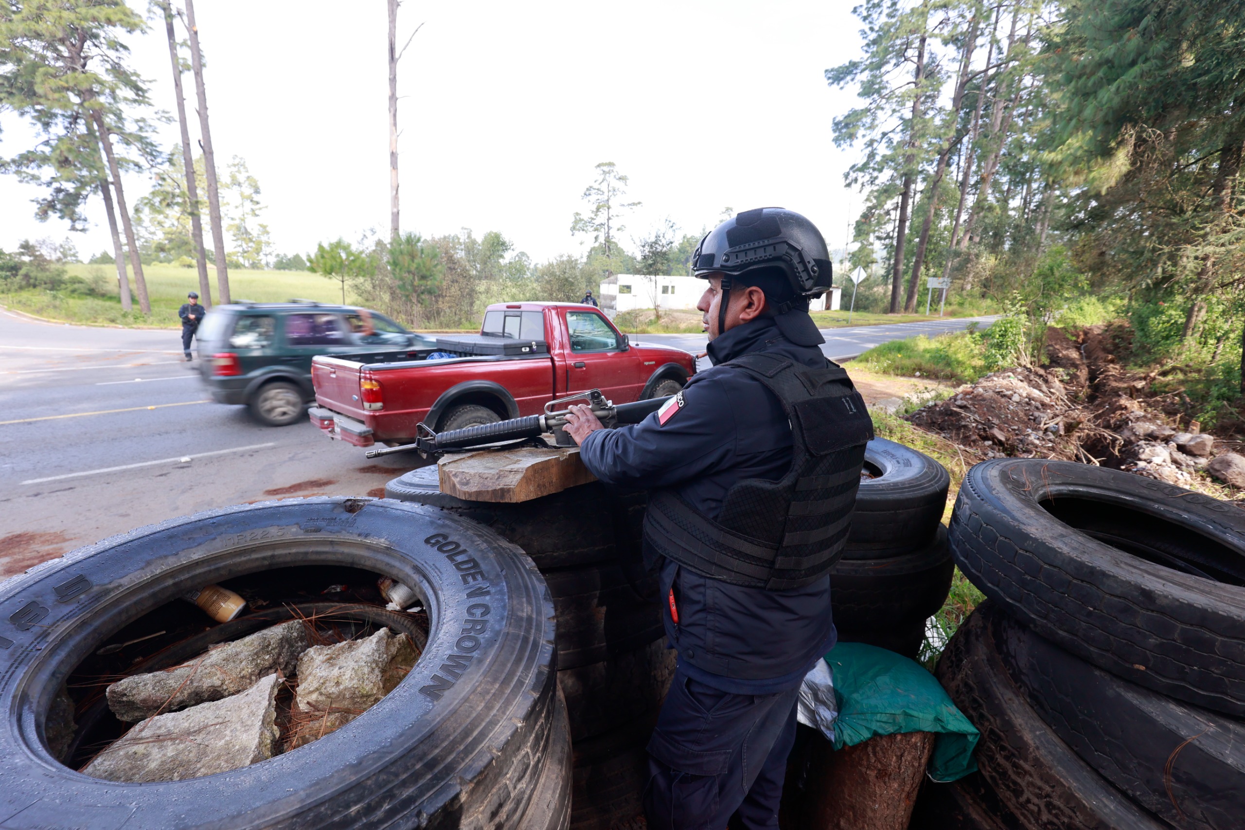 Elementos vigilan las principales rutas. Foto Alejandro Vargas