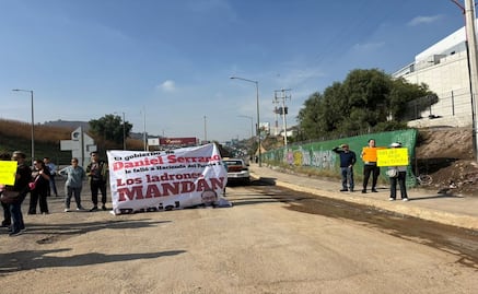 Vecinos de Hacienda del Parque bloquean la México-Querétaro, rechazan construcción de un centro logístico 