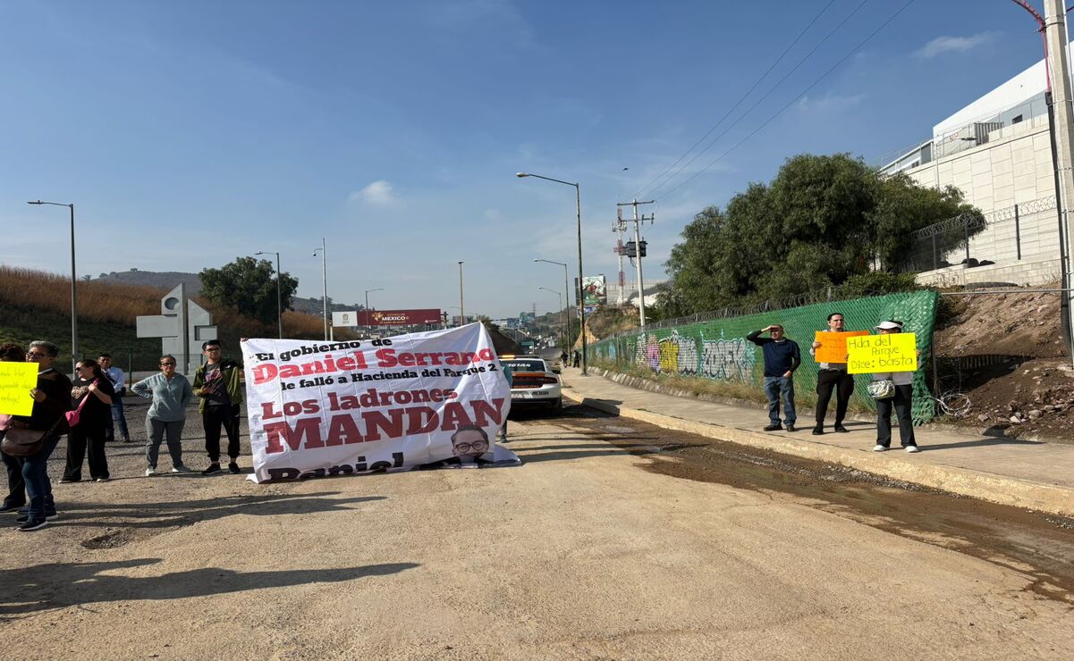 Vecinos de Hacienda del Parque bloquean la México-Querétaro, rechazan construcción de un centro logístico