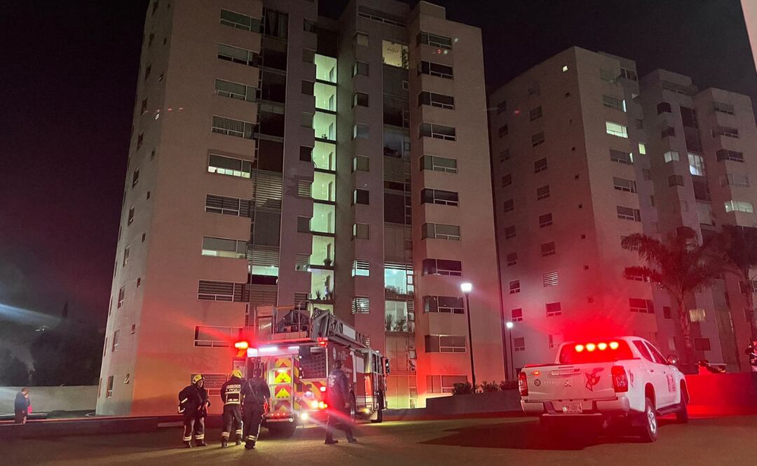 Con el apoyo de seguridad privada, los vecinos lograron controlar el fuego Foto: Arturo Contreras