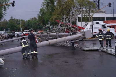 Video capta el momento exacto de la caída de espectacular en Tlalnepantla