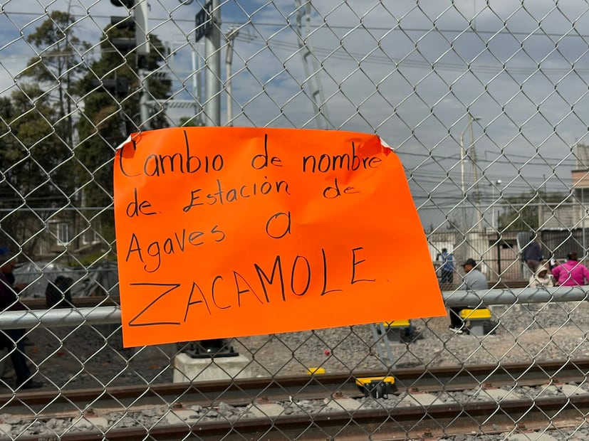 Más de 100 manifestantes cierran la Av. Recursos Hidráulicos frente al campamento de la SEDENA en Teyahualco. Foto Especial
