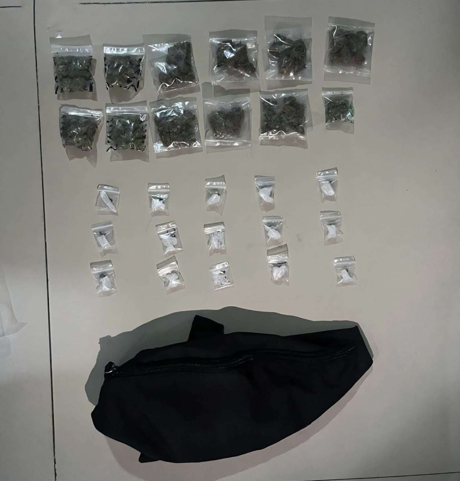 Los agentes localizaron dentro de una cangurera negra los envoltorios con droga / Foto Especial