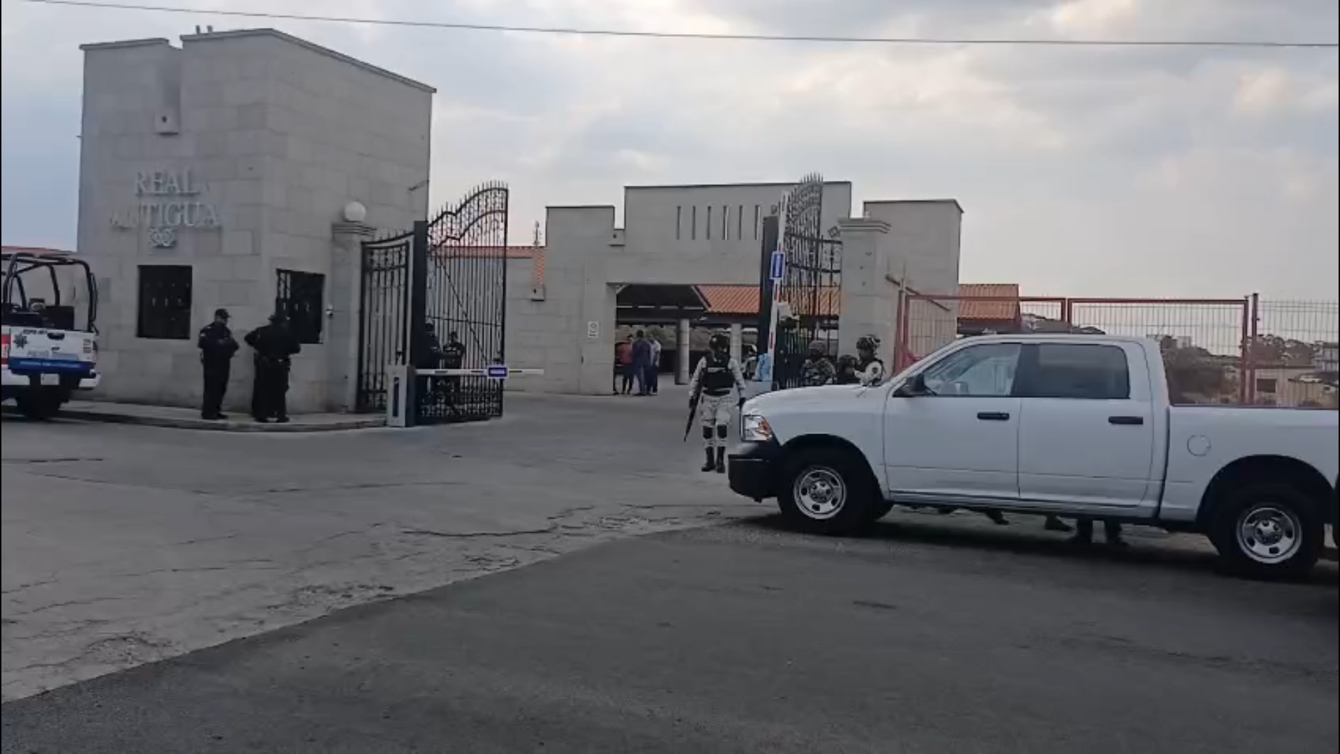El fuerte operativo y la presencia de elementos armados en la zona generaron temor y preocupación entre los vecinos. Foto Especial