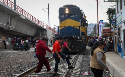 Tultitlán: Cruce mortal en Lechería, habitantes arriesgan su vida en vías del tren