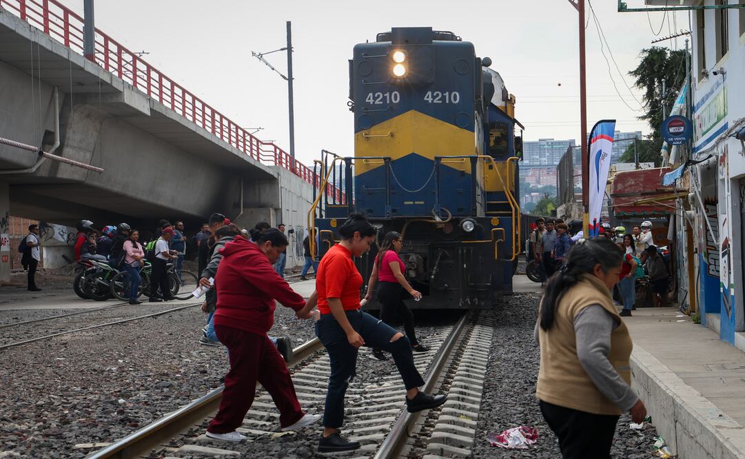 En la colonia Lechería, los habitantes se ven obligados a arriesgar su vida al cruzar las vías del tren / Foto: Luis Camacho