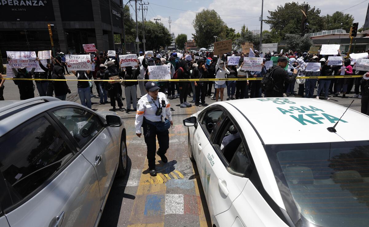 Estudiantes bloquean el cruce de Av. Colón y Carranza, en la colonia Ciprés de Toluca. Foto: Arturo Hernández / El Universal Estado de México