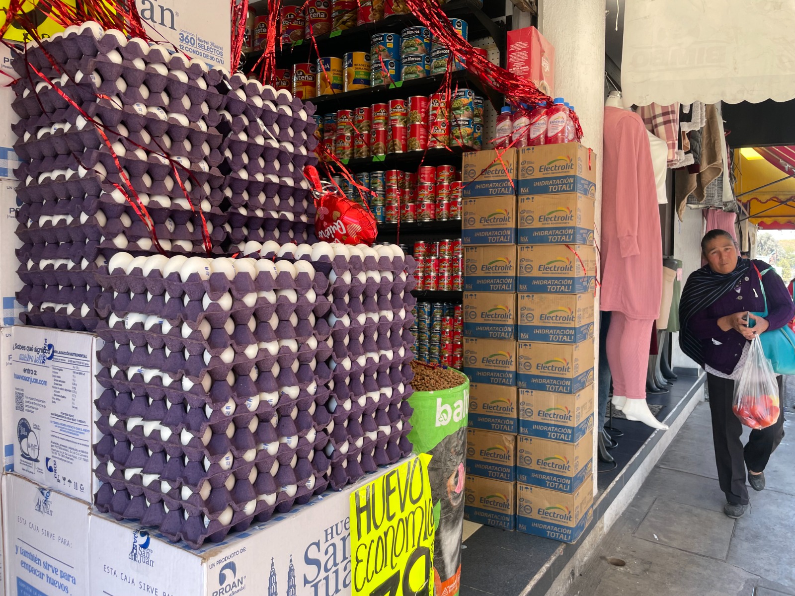 Este aumento ha generado preocupación entre los consumidores, ya que el huevo es un alimento básico en la dieta de muchas familias y su encarecimiento afecta directamente su presupuesto. Foto Michelle Sánchez