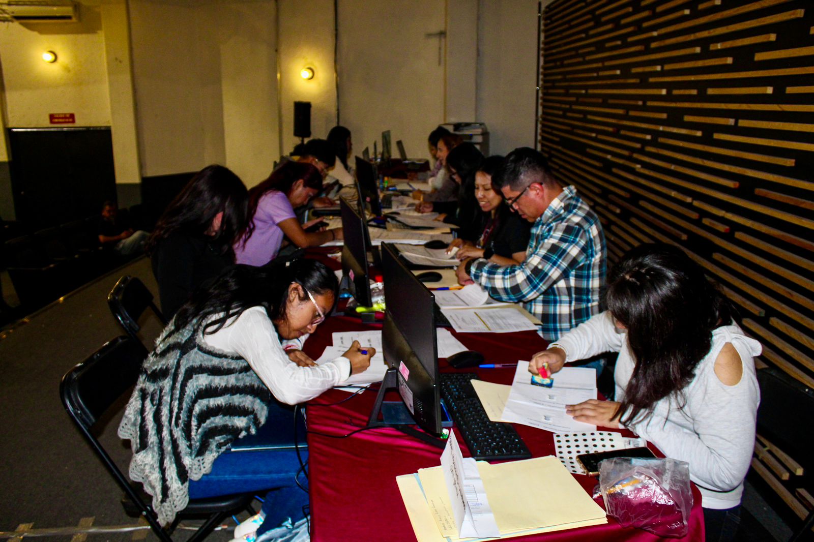 Universidad Rosario Castellanos de Naucalpan recibe a 645 aspirantes para validar documentos e integrar su primera generación