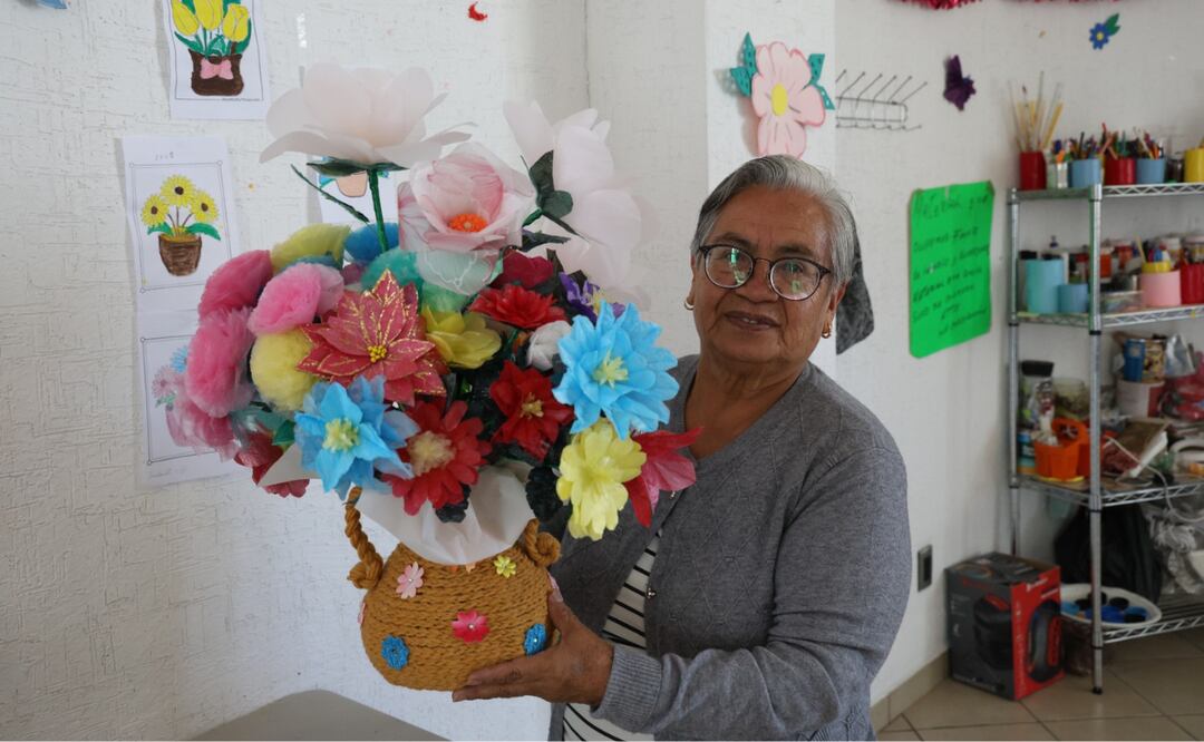 Talleres de arte y reciclaje, convivencia diaria: así es como la Casa del Adulto Mayor en Metepec transforma vidas, fomentando la alegría y la salud cognitiva. Foto: Sergio García