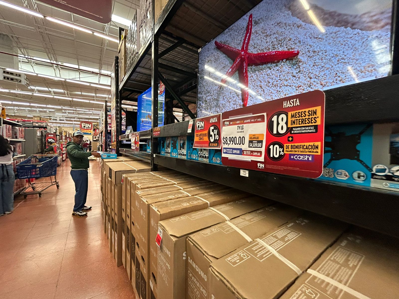 Galerías Toluca y Metepec, así como los centros comerciales Outlet Lerma y Town Square que lucieron abarrotados de consumidores. Foto Jorge Alvarado