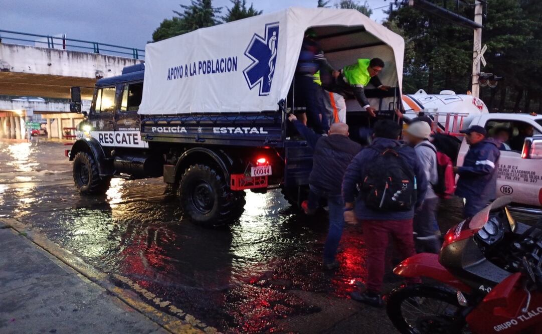 Elementos de la Secretaría de Seguridad del Estado de México atendieron diversas eventualidades tras las inundaciones registradas en el Valle de Toluca. Foto: Especial
