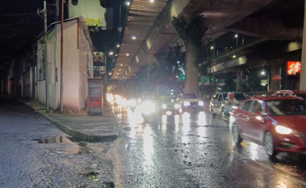 Vehículos circulando bajo la lluvia en avenidas principales del municipio. Foto Especial