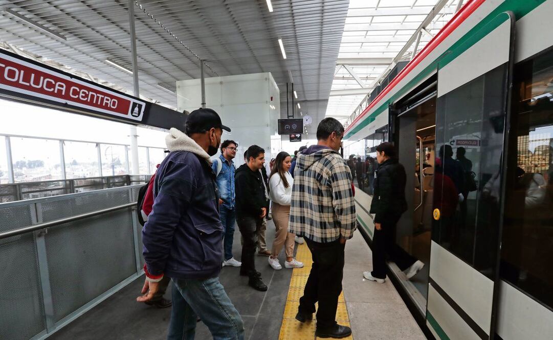 En los vagones del Tren "El Insurgente" apenas se podían ver de siete a 10 personas, la mayoría de ellos eran trabajadores. Foto: Jorge Alvarado / El Universal