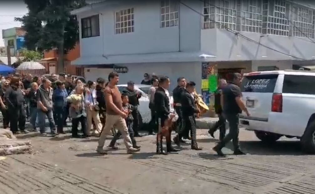 Decenas de habitantes acompañan el féretro de María del Refugio hacia la parroquia de San Mateo Apóstol. Foto Gisela González / El Universal