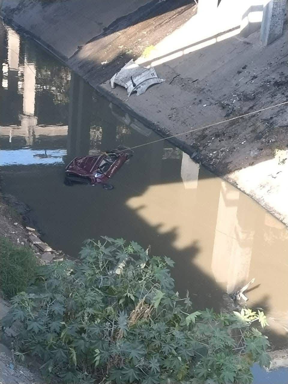 La unidad tipo sedán en la que transitaba, cayó a la altura del bajo puente del Circuito Exterior Mexiquense, con dirección norte. Foto: especial