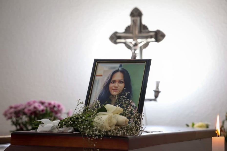 Fotografías de las víctimas sobre sus ataúdes; familiares las recuerdan como mujeres unidas hasta el último momento. Foto Luis Camacho / El Universal