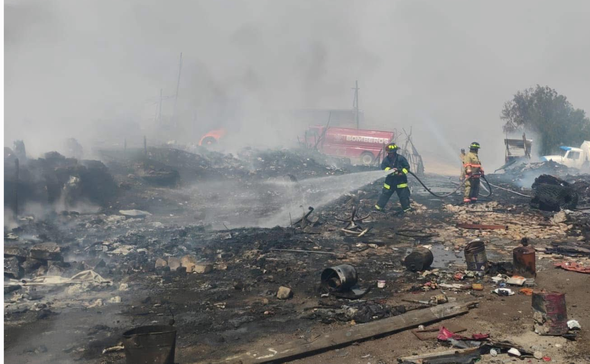 Bomberos trabajan arduamente para sofocar el incendio en una recicladora de Tepotzotlán. Foto: Especial