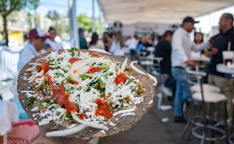 ¿Antojo de tostada, nopalitos, frijoles, queso y salsa? Visita la Feria del Huarache en Toluca