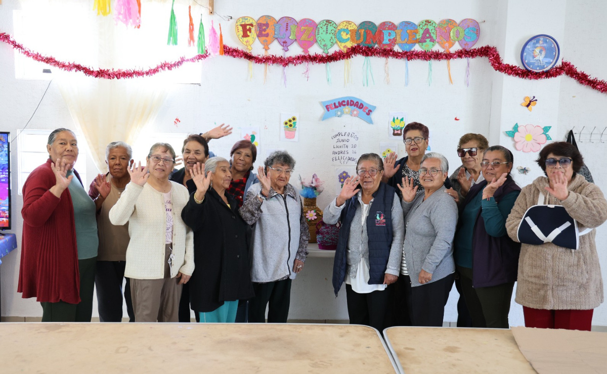 En la Casa del Adulto Mayor de San Sebastián, Metepec, risas y creatividad construyen una nueva familia, activando mentes y combatiendo la depresión. Foto: Serio García