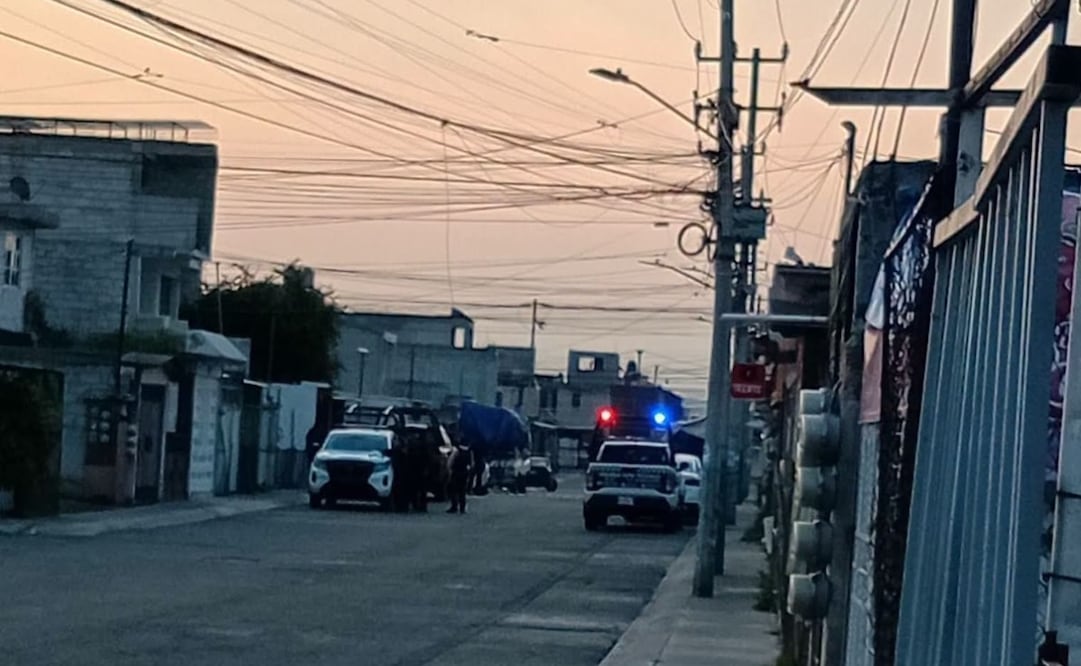 Elementos de seguridad municipal y estatal resguardan la zona del homicidio en el fraccionamiento Los Héroes Tecámac. Foto Especial