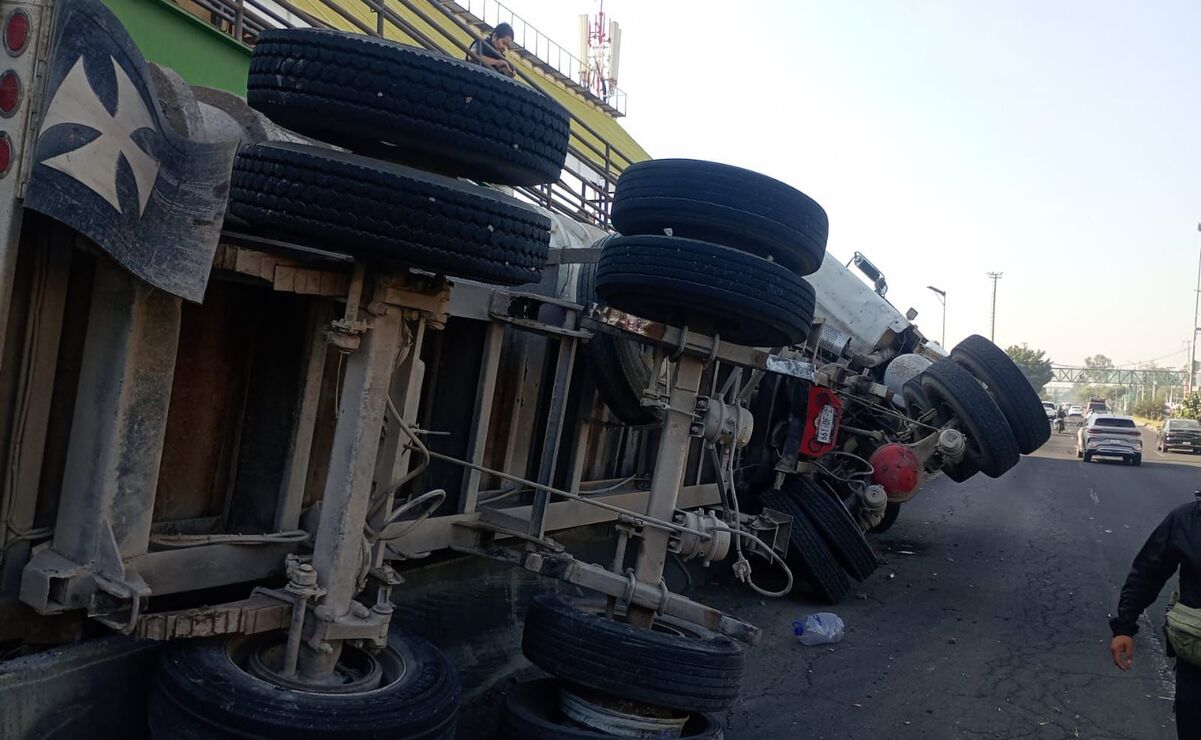Vuelca tráiler con 25 toneladas de arena en Avenida Central de Ecatepec, causa caos vial hacia la CDMX