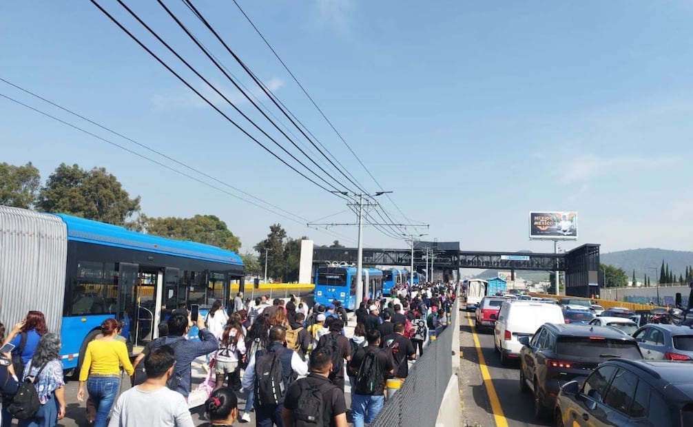 Kilométricas filas de vehículos en la autopista México-Puebla debido al bloqueo total en ambos sentidos por parte de transportistas. Foto Especial