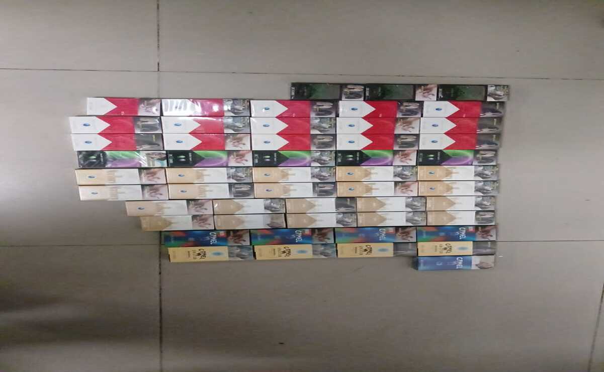 Traía varias cajetillas de cigarro al ser detenido / Foto: Especial