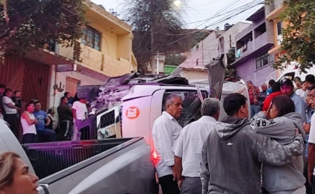 Paramédicos y bomberos trabajaron en conjunto para estabilizar al joven herido antes de su traslado de urgencia. Foto Especial