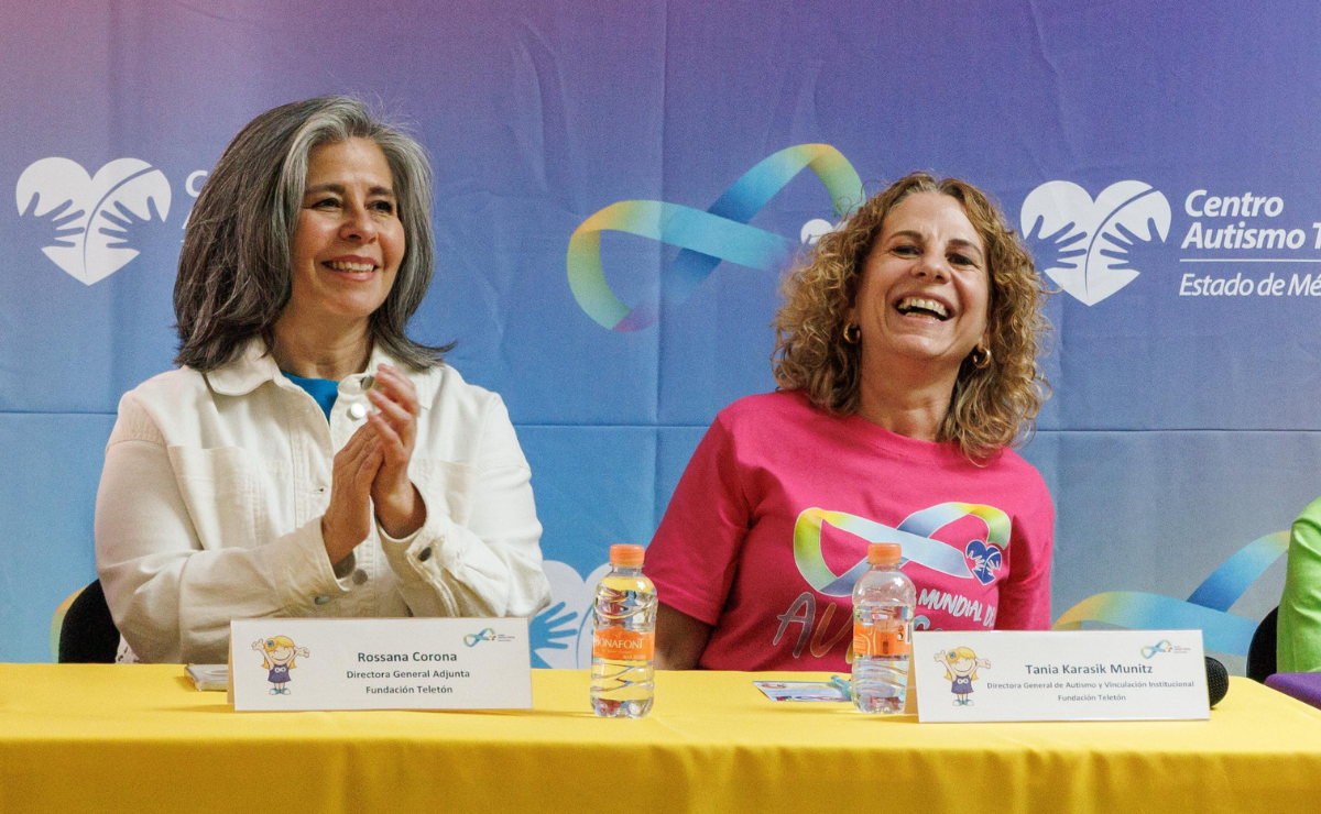 Rossana Corona Romo (Fundación Teletón) junto a familias y niños del CAT Ecatepec durante la presentación del nuevo manual de autismo Foto: Yaretzy Osnaya