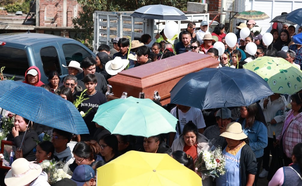 Amigos de los fallecidos colocaron playeras de fútbol, balones y gorras sobre los ataúdes, recordando los gustos que compartían en vida. Foto Alejandro Vargas / El Universal