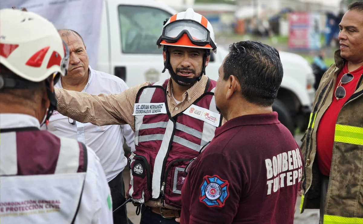 Personal de Protección Civil y servicios de emergencia trabajan intensamente en La Saucera, Tultepec, para controlar el siniestro pirotécnico y buscar afectados. Foto: Especial