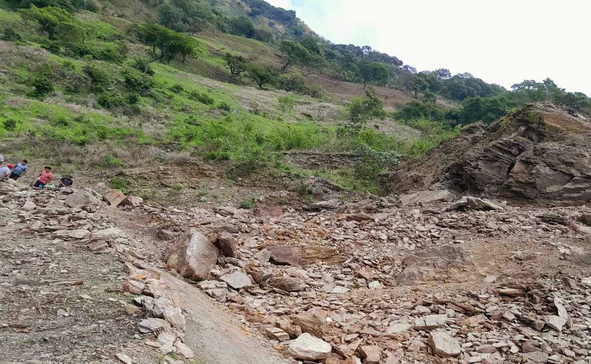 El reblandecimiento de la tierra por las lluvias provocó que parte de la carretera que conduce a San José de la Laguna en Tejupilco. Foto: Especial