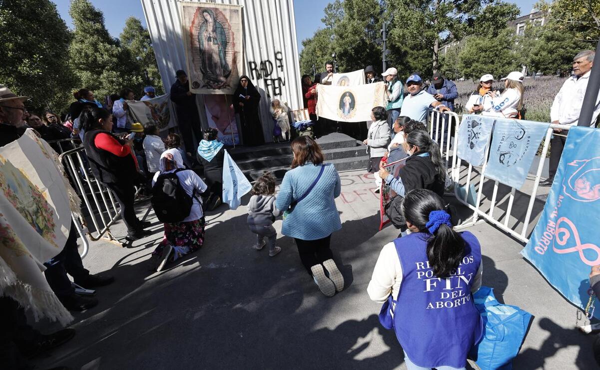 El grupo de personas ProVida realizaron un rosario por el "Fin del Aborto" y por salvar dos vidas ante la despenalización del aborto. Foto: Jorge Alvarado