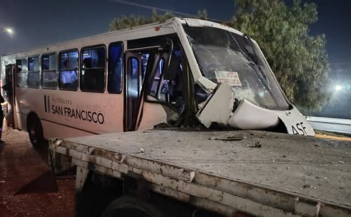 Caos en la México-Puebla: Así quedó el autobús tras el fuerte impacto contra un tráiler estacionado Foto: Especial