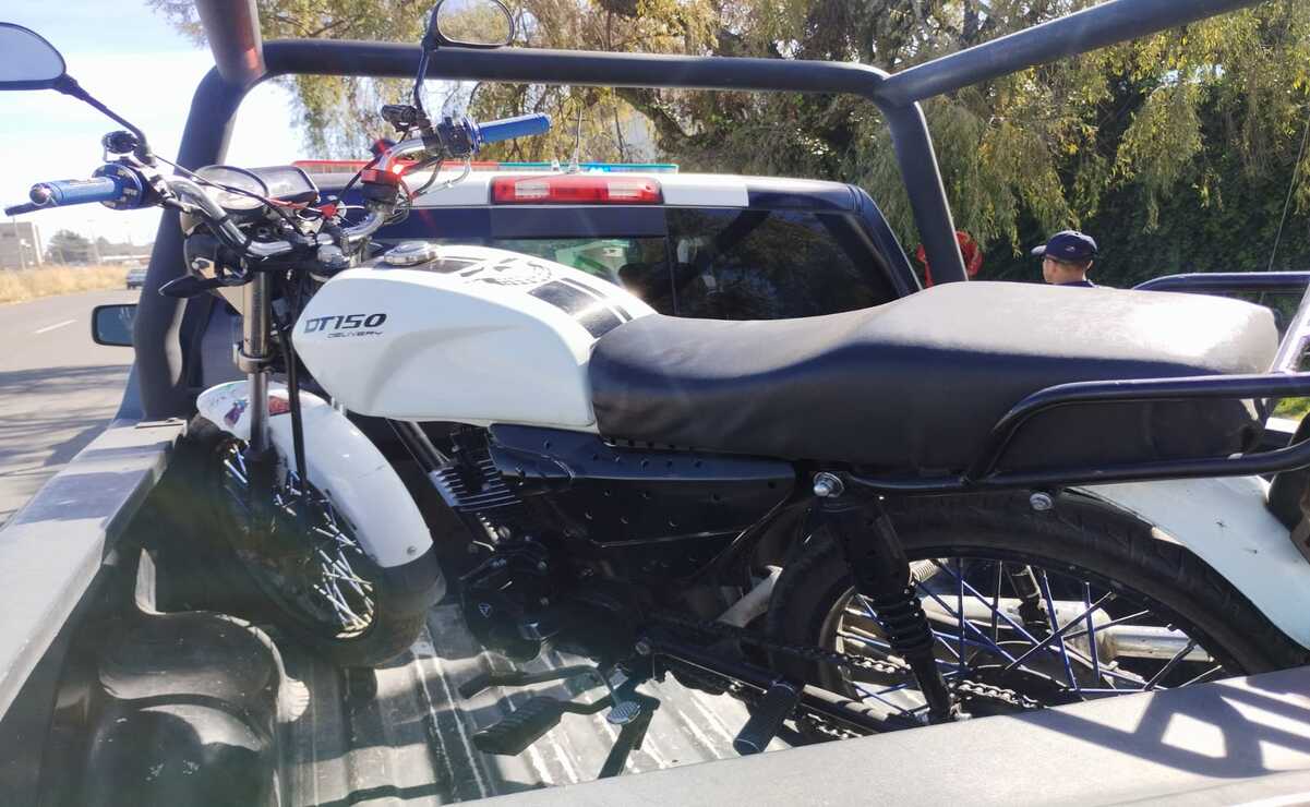 La motocicleta en la que se trasladaba el sujeto fue decomisada, al igual que un receptor de satélite, una navaja multifuncional y dinero en efectivo. Foto: Especial