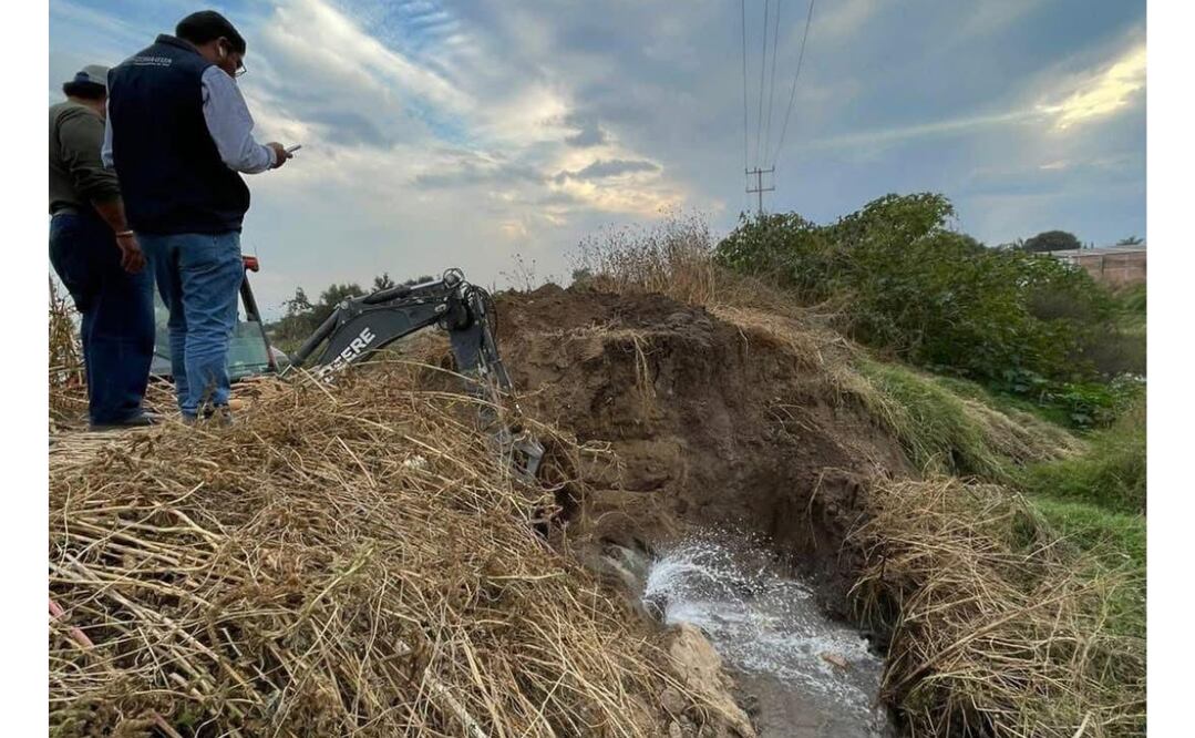 Personal de la Comisión Nacional del Agua (CONAGUA) trabaja en la reparación de la fuga de agua en el Ramal Teoloyucan / Foto: Especial