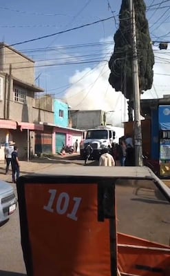 Incendio devora maderería en Chalco; reportan solo daños materiales