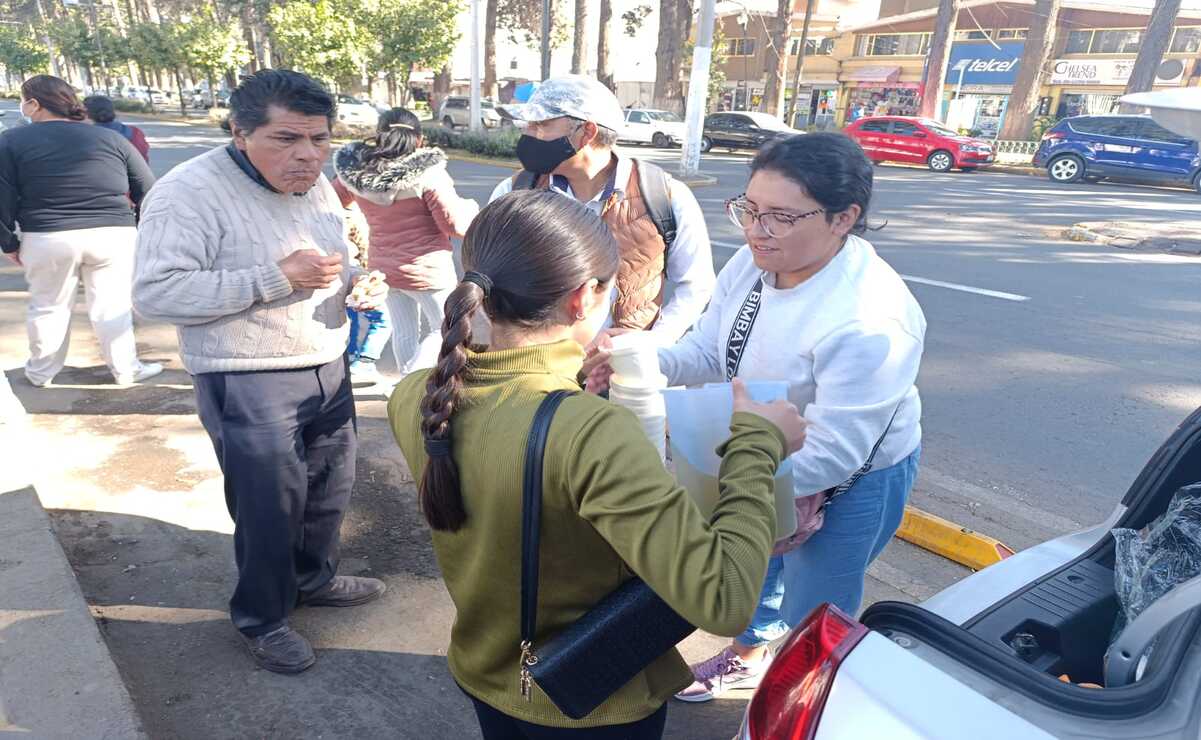 Familiares que esperan fuera del Hospital del Niño en Toluca se exponen a temperaturas de hasta 3°C. Foto: Macrina Vázquez