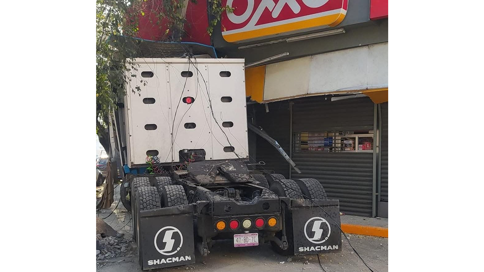 Tráiler se impacta contra tienda de conveniencia en Metepec