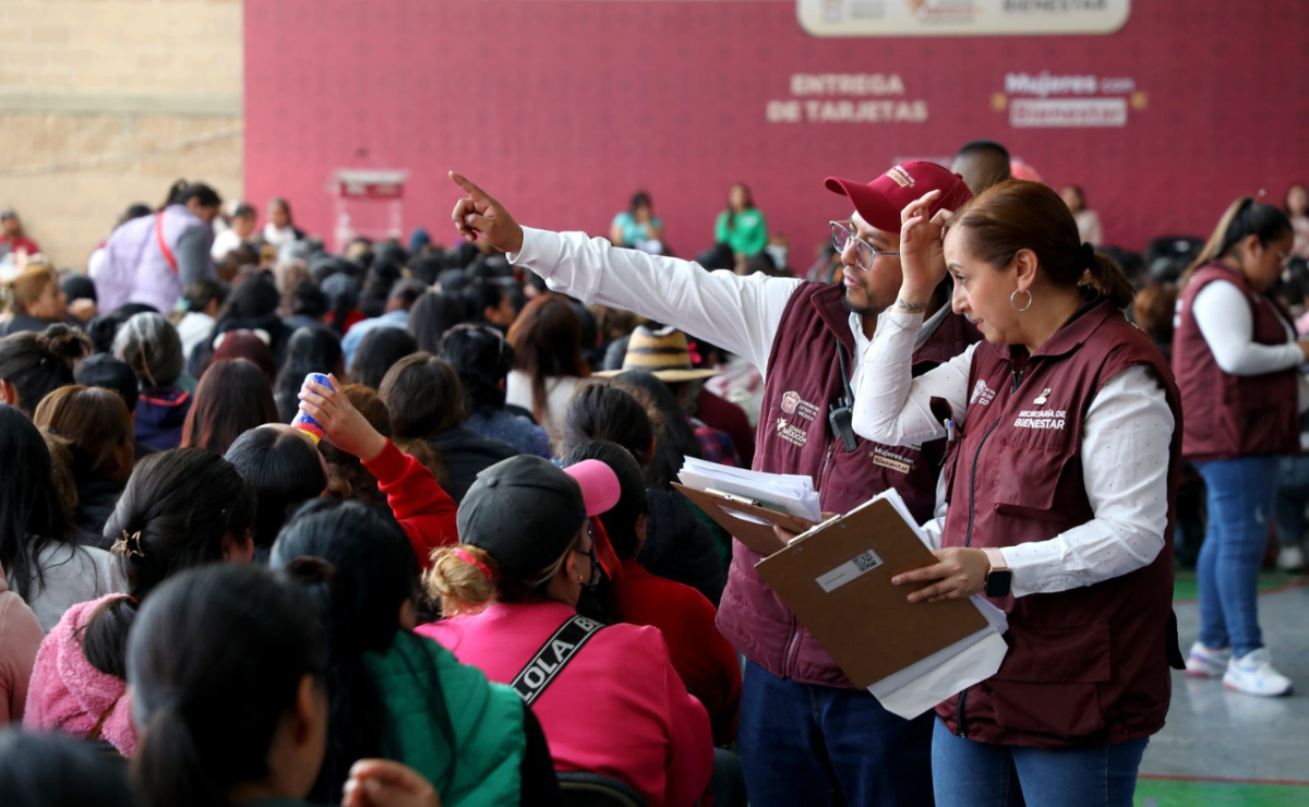 Entrega de tarjetas y extensión de registro en Amecameca Foto: Especial