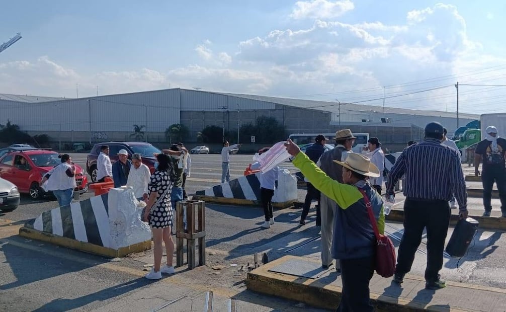 Vecinos y funcionarios de Teoloyucan cerraron la circulación en la caseta de cobro de la México-Querétaro como medida de presión. Foto Especial