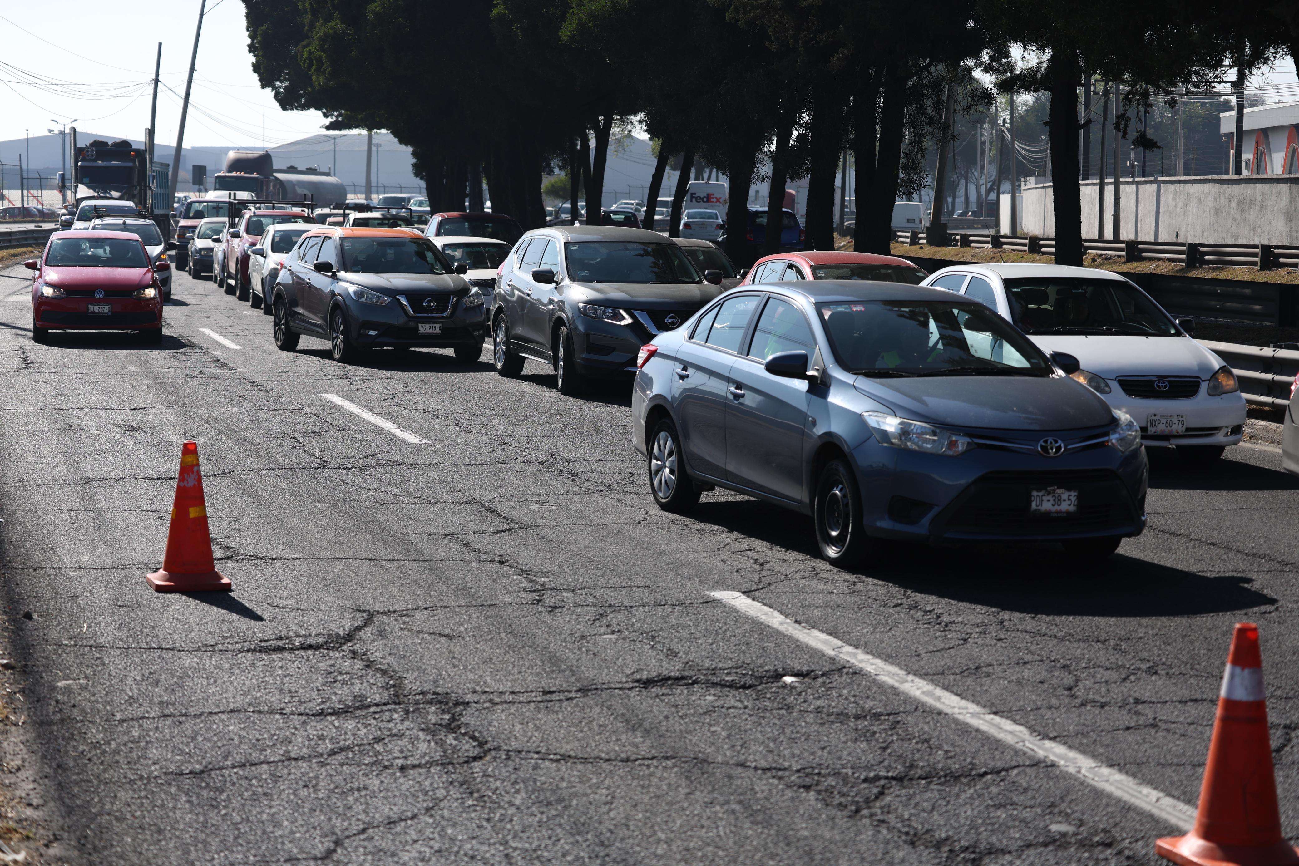 El percance vial generó intenso trafico vehicular. Foto Arturo Hernández