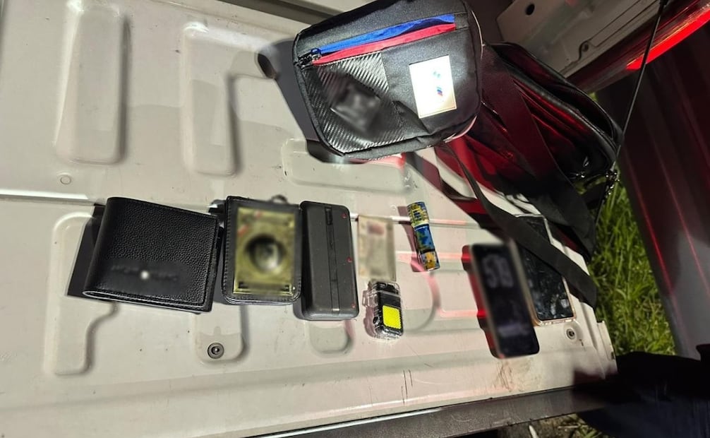 El vehículo asegurado contaba con luces estroboscópicas azules y rojas, pero portaba placas de circulación particulares. Foto Especial