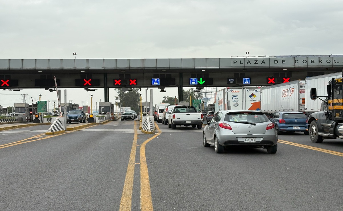 Las filas de autos llegan a rebasar los 10 kilómetros / Foto Arturo Contreras